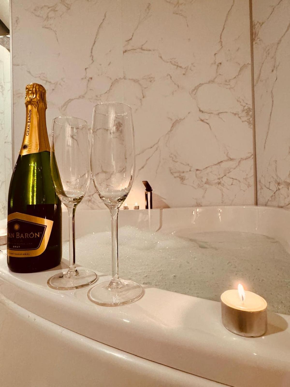 The Rose Suites Μπριζ Εξωτερικό φωτογραφία