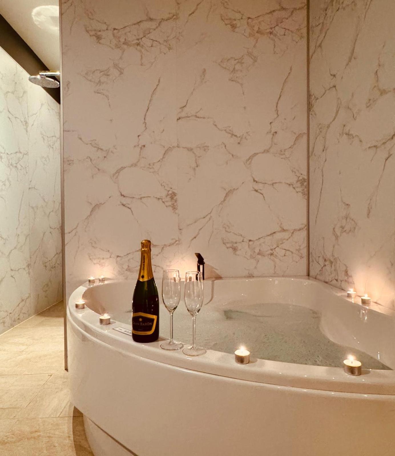 The Rose Suites Μπριζ Εξωτερικό φωτογραφία